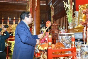 Thủ tướng Chính phủ Phạm Minh Chính thành kính dâng hương tưởng nhớ Chủ tịch Hồ Chí Minh. (Ảnh: THANH GIANG)