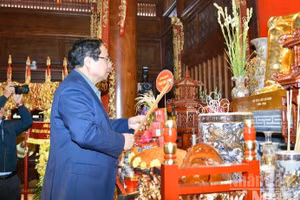 Thủ tướng Chính phủ Phạm Minh Chính thành kính dâng hương tưởng nhớ Chủ tịch Hồ Chí Minh. (Ảnh: THANH GIANG)