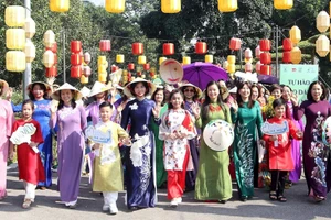 Người dân Hà Nội và du khách tham gia một sự kiện diễu hành áo dài.