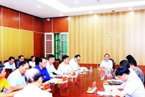 Đồng chí Nguyễn Ngọc Tuấn, Chủ tịch Hội đồng nhân dân thành phố Hà Nội tiếp công dân. (Ảnh: QUỐC TOẢN)