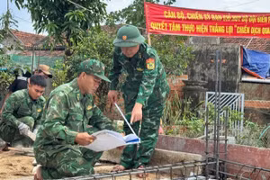 Cán bộ chiến sĩ Ban chỉ huy Bộ đội biên phòng tỉnh Đắk Lắk xây nhà cho người dân.