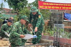 Cán bộ chiến sĩ Ban chỉ huy Bộ đội biên phòng tỉnh Đắk Lắk xây nhà cho người dân.