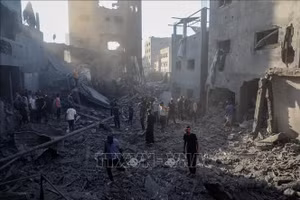 Cảnh tàn phá sau cuộc không kích của Israel tại Gaza. (Ảnh: THX/TTXVN)