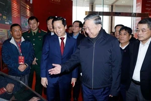 Tổng Bí thư Tô Lâm và các đại biểu tham quan không gian trưng bày ảnh về Ban Chấp hành Đảng bộ tỉnh Cao Bằng. (Ảnh: Thống Nhất/TTXVN)