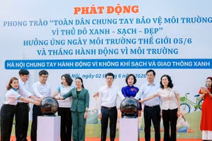 Các đại biểu thực hiện nghi thức phát động phong trào thi đua “Toàn dân chung tay bảo vệ môi trường, vì Thủ đô xanh-sạch-đẹp”. (Ảnh BTC)
