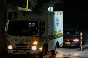 Xe cứu thương chuyển nạn nhân bị thương trong vụ rơi máy bay quân sự tới bệnh viện ở Bogota, Colombia, ngày 23/3/2026. (Ảnh: THX/TTXVN)