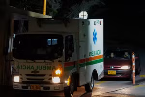 Xe cứu thương chuyển nạn nhân bị thương trong vụ rơi máy bay quân sự tới bệnh viện ở Bogota, Colombia, ngày 23/3/2026. (Ảnh: THX/TTXVN)