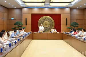 Quang cảnh cuộc làm việc của Chủ tịch Quốc hội Trần Thanh Mẫn với Thường trực Ủy ban Dân nguyện và Giám sát. (Ảnh: THỦY NGUYÊN)