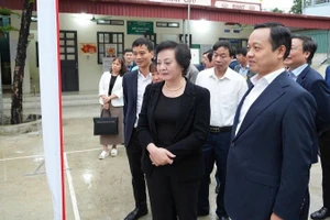 Phó Thủ tướng Chính phủ Phạm Thị Thanh Trà và thành viên đoàn công tác kiểm tra công tác chuẩn bị bầu cử tại xã Thanh An, tỉnh Điện Biên.