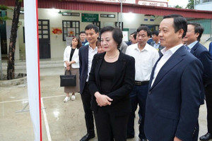 Phó Thủ tướng Chính phủ Phạm Thị Thanh Trà và thành viên đoàn công tác kiểm tra công tác chuẩn bị bầu cử tại xã Thanh An, tỉnh Điện Biên.