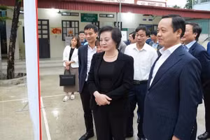 Phó Thủ tướng Chính phủ Phạm Thị Thanh Trà và thành viên đoàn công tác kiểm tra công tác chuẩn bị bầu cử tại xã Thanh An, tỉnh Điện Biên.