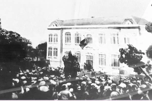 Nhân dân tham gia khởi nghĩa giành chính quyền ở thành phố Vinh tháng 8/1945. (Ảnh tư liệu: baonghean.vn)