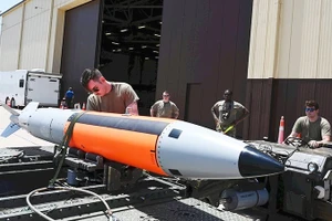 Một tên lửa mang đầu đạn hạt nhân chiến thuật của quân đội Mỹ. (Ảnh: DEFENSE NEWS)