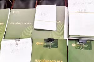 Các hợp đồng mua bán kỳ nghỉ của Công ty Ravi - một trong 27 doanh nghiệp bị khởi tố.(Ảnh do cơ quan Công an cung cấp)