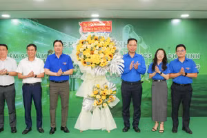 Lãnh đạo Tổng Công ty chúc mừng Đoàn thanh niên PV GAS nhân dịp kỷ niệm 95 năm ngày thành lập Đoàn Thanh niên cộng sản Hồ Chí Minh