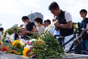 Người dân đặt hoa tưởng niệm các nạn nhân tại Hiroshima, Nhật Bản. (Ảnh: TÂN HOA XÃ)
