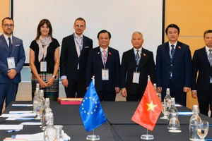 Phó Chủ tịch Quốc hội Lê Minh Hoan và Trưởng đoàn Nghị viện châu Âu dự Đại hội đồng AIPA-46 cùng các đại biểu hai bên tham dự cuộc gặp.