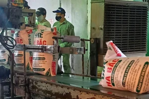 Sản xuất phân bón tại Công ty cổ phần Phân đạm và Hóa chất Hà Bắc.