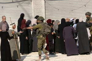 Binh sĩ Israel ngăn người Palestine trở về nhà tại trại tị nạn ở thành phố Tulkarm, Bờ Tây, ngày 18/11/2025. (Ảnh: THX/TTXVN)