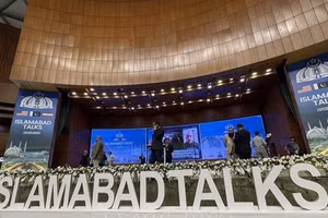 Pano thông báo về cuộc đàm phán Mỹ và Iran tại trung tâm báo chí ở Islamabad, Pakistan ngày 11/4/2026. (Ảnh minh họa: THX/TTXVN)