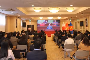 Kiều bào tại Thủ đô Tokyo (Nhật Bản) chăm chú theo dõi lễ khai mạc Đại hội XIV của Đảng. (Ảnh: Phạm Tuân/TTXVN)