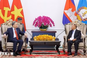 Tổng Bí thư Tô Lâm gặp Chủ tịch danh dự Đảng Nhân dân Campuchia Heng Samrin. (Ảnh: Thống Nhất/TTXVN)