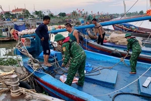Bộ đội Biên phòng thành phố Hải Phòng cùng người dân tích cực phòng chống bão.