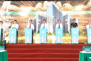 Các đại biểu thực hiện nghi thức khởi công dự án khu nhà ở xã hội Him Lam-Phúc Lợi.