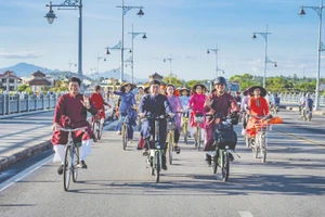 Thành phố Huế thường có những ngày dành cho áo dài.