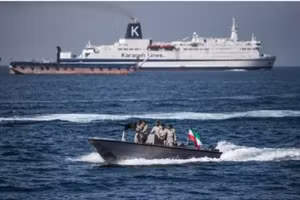 Binh sĩ Iran tuần tra eo biển Hormuz ở miền nam Iran. (Ảnh minh họa: Xinhua)