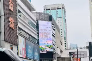 Banner tuyên truyền về năm APEC 2026 tại khu vực Hoa Cường Bắc (Thâm Quyến, Trung Quốc). (Ảnh: TTXVN)