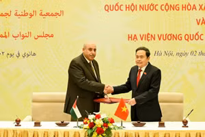 Chủ tịch Quốc hội Trần Thanh Mẫn và Chủ tịch Hạ viện Jordan Mazen Turki El Qadi ký kết thỏa thuận hợp tác giữa Quốc hội Việt Nam và Hạ viện Jordan. (Ảnh: DUY LINH)