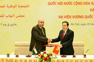 Chủ tịch Quốc hội Trần Thanh Mẫn và Chủ tịch Hạ viện Jordan Mazen Turki El Qadi ký kết thỏa thuận hợp tác giữa Quốc hội Việt Nam và Hạ viện Jordan. (Ảnh: DUY LINH)