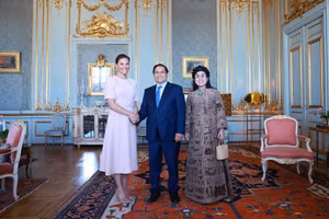 Thủ tướng Phạm Minh Chính và Phu nhân Lê Thị Bích Trân chào xã giao Công chúa Kế vị Victoria Ingrid Alice Désirée. (Ảnh: TTXVN)