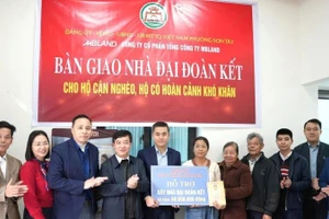 Đại diện Đảng ủy, Ủy ban Mặt trận Tổ quốc phường Sơn Tây (Hà Nội) bàn giao nhà đại đoàn kết cho hộ có hoàn cảnh khó khăn.