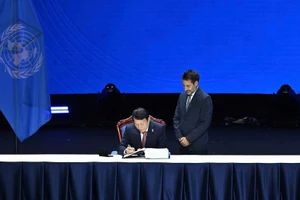 Bộ trưởng Công an Lương Tam Quang ký Công ước Liên hợp quốc về chống tội phạm mạng. (Ảnh: THỦY NGUYÊN)