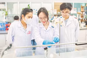 Sinh viên Đại học Bách khoa Hà Nội thực hành trong phòng thí nghiệm.