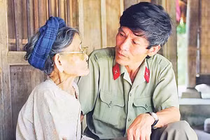 Nghệ sĩ nhiếp ảnh Trần Hồng và mẹ.