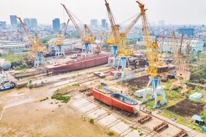 Mặt bằng sản xuất của Công ty Đóng tàu Bạch Đằng đang dần bị thu hẹp do quá trình đô thị hóa.