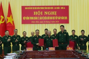 Lãnh đạo Ban Chỉ huy Bộ đội Biên phòng ba tỉnh: Điện Biên, Sơn La, Lai Châu trao biên bản ghi nhớ phối hợp quản lý, bảo vệ biên giới tiếp giáp giữa ba tỉnh. 