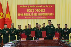 Lãnh đạo Ban Chỉ huy Bộ đội Biên phòng ba tỉnh: Điện Biên, Sơn La, Lai Châu trao biên bản ghi nhớ phối hợp quản lý, bảo vệ biên giới tiếp giáp giữa ba tỉnh. 