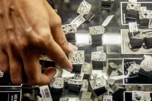 Các món trang sức bạc được trưng bày tại một tiệm vàng bạc ở Indonesia. (Ảnh: Tân Hoa xã)