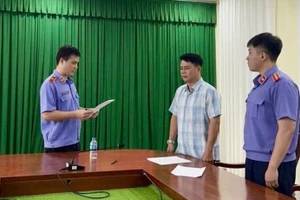 Cơ quan điều tra VKSND tối cao tống đạt quyết định tố tụng đối với bị can Lê Quốc Việt. (Ảnh: Cơ quan điều tra VKSND tối cao)