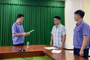 Cơ quan điều tra VKSND tối cao tống đạt quyết định tố tụng đối với bị can Lê Quốc Việt. (Ảnh: Cơ quan điều tra VKSND tối cao)