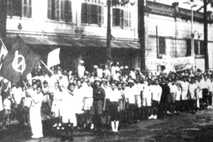 Thanh niên Tiền phong tại Sài Gòn biểu dương lực lượng trong những ngày Cách mạng Tháng Tám 1945. (Ảnh: Bảo tàng Thành phố Hồ Chí Minh)