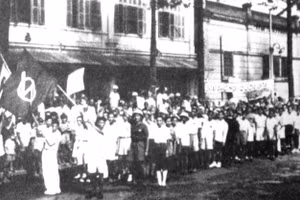 Thanh niên Tiền phong tại Sài Gòn biểu dương lực lượng trong những ngày Cách mạng Tháng Tám 1945. (Ảnh: Bảo tàng Thành phố Hồ Chí Minh)
