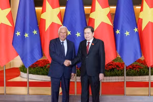 Chủ tịch Quốc hội Trần Thanh Mẫn và Chủ tịch Hội đồng châu Âu Antonio Costa. (Ảnh: DUY LINH)