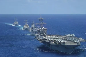Tàu sân bay chạy bằng năng lượng hạt nhân lớp Nimitz USS Abraham Lincoln (CVN 72). (Ảnh: TTXVN)