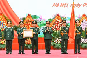 Thừa ủy quyền của Chủ tịch nước, Đại tướng Nguyễn Trọng Nghĩa trao Huân chương Bảo vệ Tổ quốc hạng Nhất tặng Cục Tổ chức. (Ảnh: qdnd.vn)