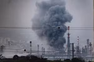 Nhà máy lọc dầu Bazan tại vịnh Haifa bị trúng tên lửa. (Ảnh: TPS/TTXVN)